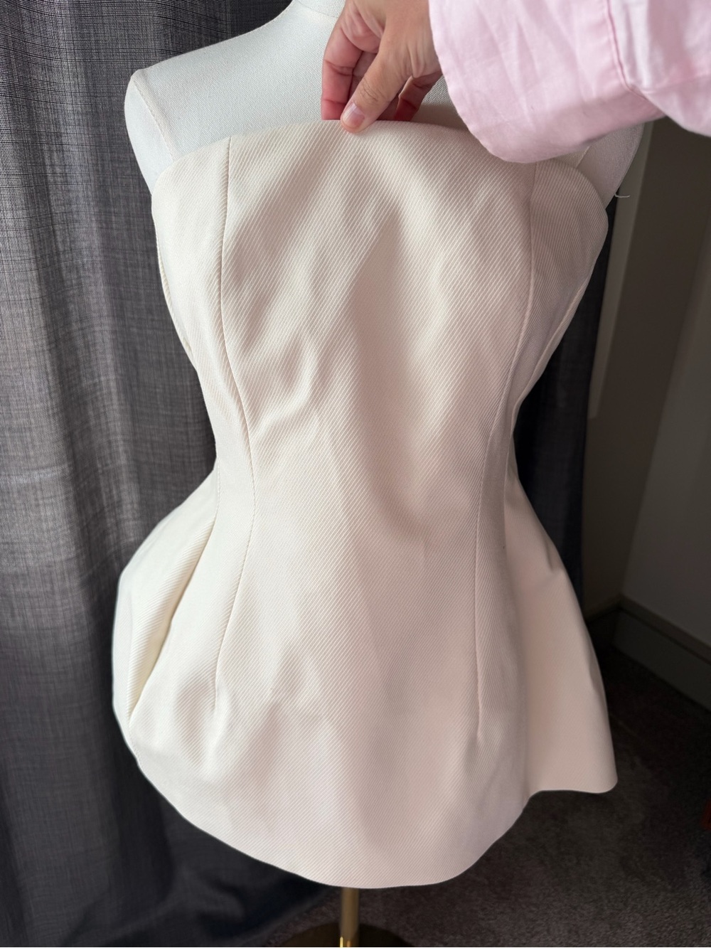 NA-KD STRUCTURED PEPLUM TOP - Picture 2 of 3